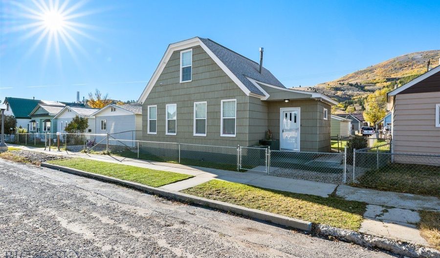 1009 E 5th St, Anaconda, MT 59711 - 3 Beds, 2 Bath