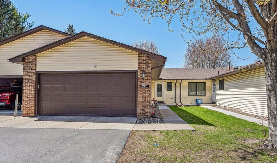 8582 134th St W, Apple Valley, MN 55124 - 4 Beds, 2 Bath