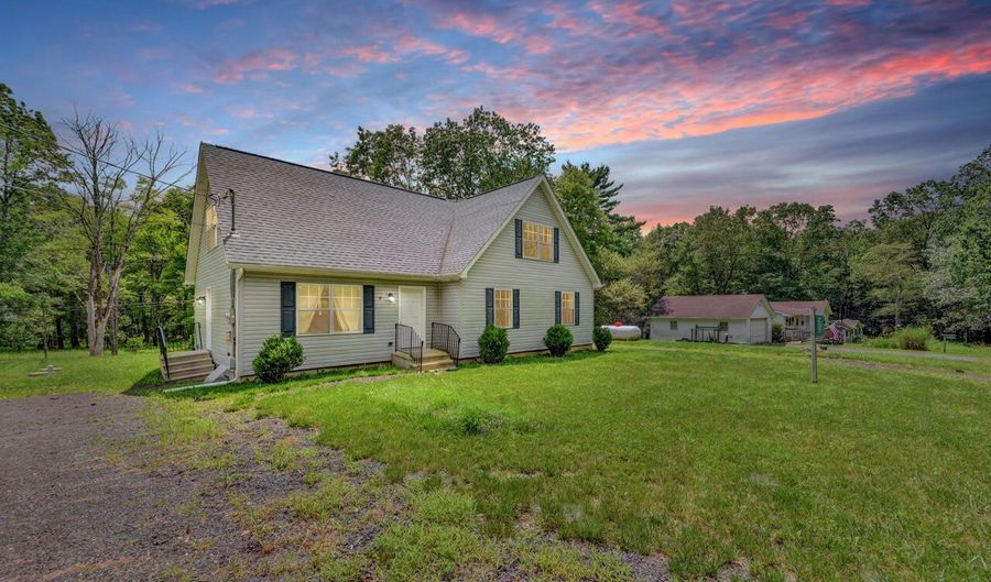 207 Game Ln, Blakeslee, PA 18610 - 5 Beds, 2 Bath