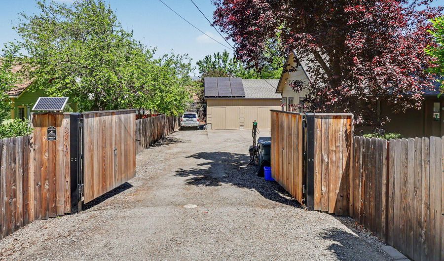 1423 E Main St, Ashland, OR 97520 - 3 Beds, 2 Bath