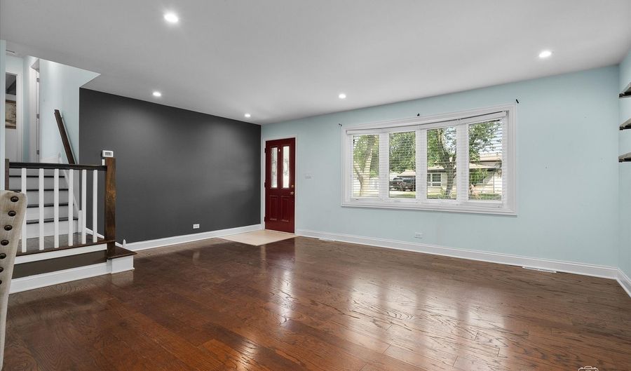 515 W DIVERSEY Ave, Addison, IL 60101 - 3 Beds, 2 Bath