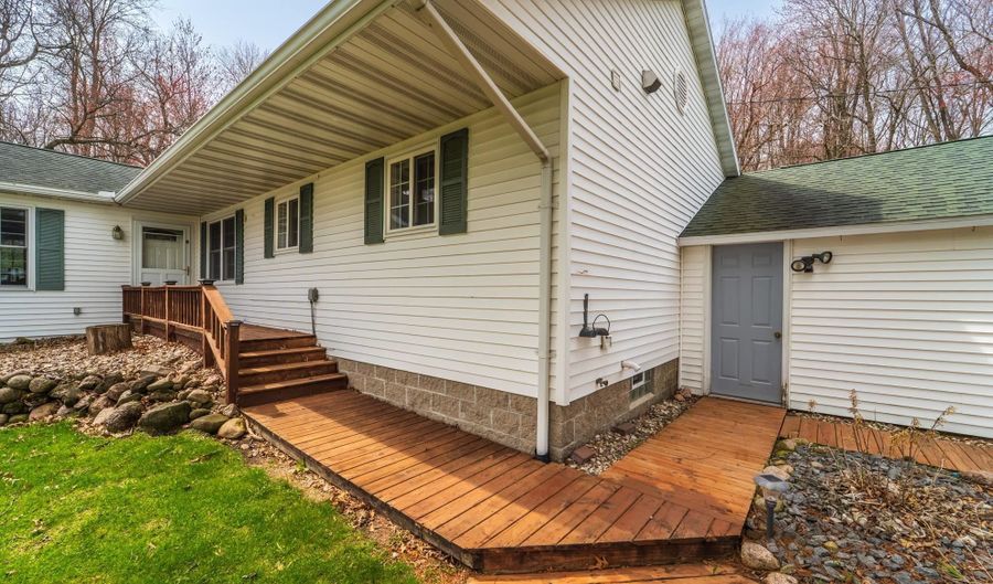 8385 6TH St, Amherst Junction, WI 54407 - 2 Beds, 2 Bath