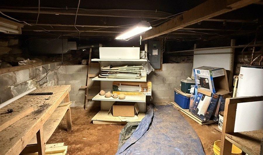 9101 Nashville Rd, Adairville, KY 42202 - 5 Beds, 2 Bath
