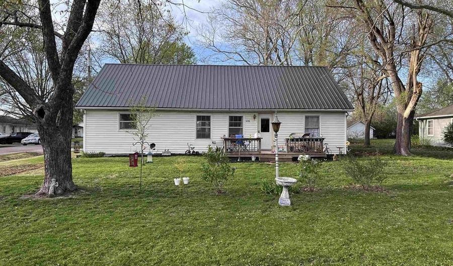 408 Swansee Ave, Bloomfield, IA 52537 - 4 Beds, 1 Bath