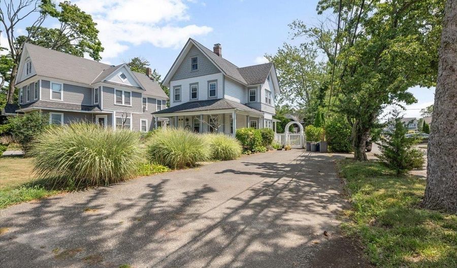 45 County Line Rd, Amityville, NY 11701 - 3 Beds, 3 Bath