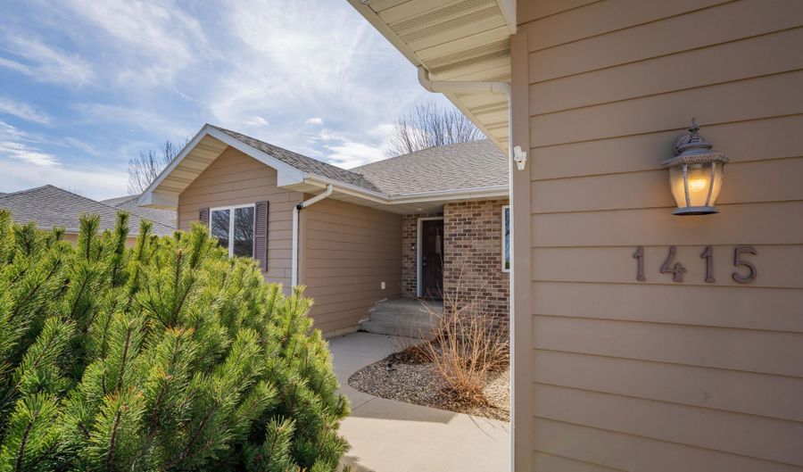 1415 Birchwood Ln, Aberdeen, SD 57401 - 5 Beds, 4 Bath
