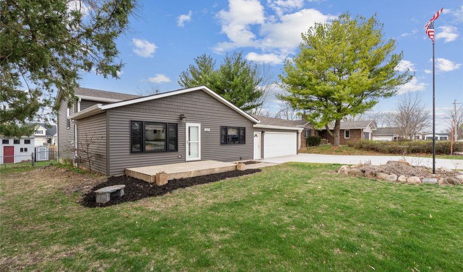 805 Davis St, Polk City, IA 50226 - 4 Beds, 3 Bath