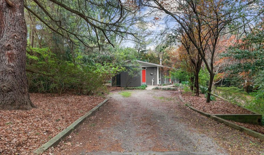 2313 GLASGOW Rd, Alexandria, VA 22307 - 4 Beds, 2 Bath