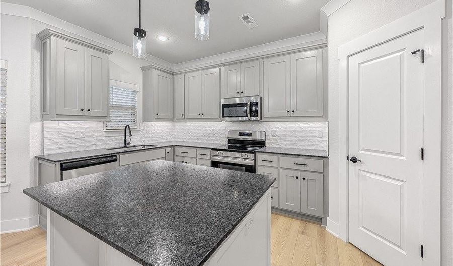 100 Selkirk Dr, Bella Vista, AR 72715 - 3 Beds, 2 Bath