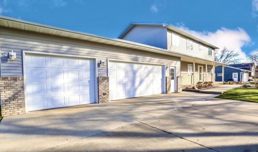 1524 N Harrison St, Aberdeen, SD 57401 - 5 Beds, 4 Bath