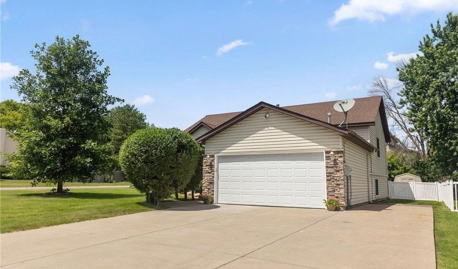 5809 126th St W, Apple Valley, MN 55124 - 4 Beds, 2 Bath