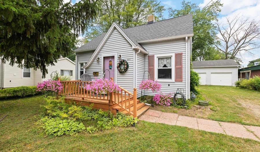 381 N Charles St, Adrian, MI 49221 - 3 Beds, 3 Bath