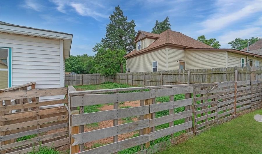 502 S 7th St, Chickasha, OK 73018 - 3 Beds, 1 Bath