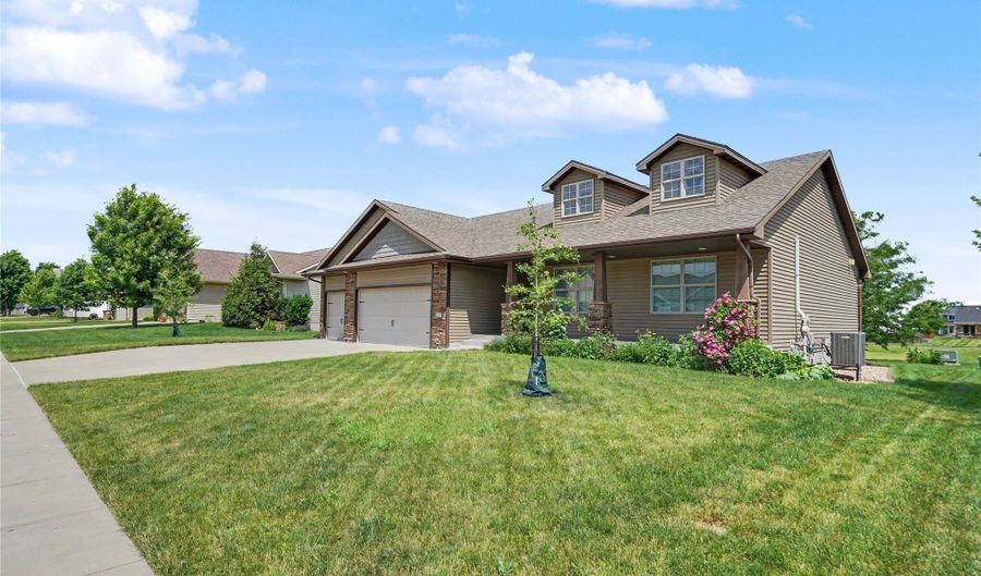 517 28th St SE, Altoona, IA 50009 - 4 Beds, 3 Bath