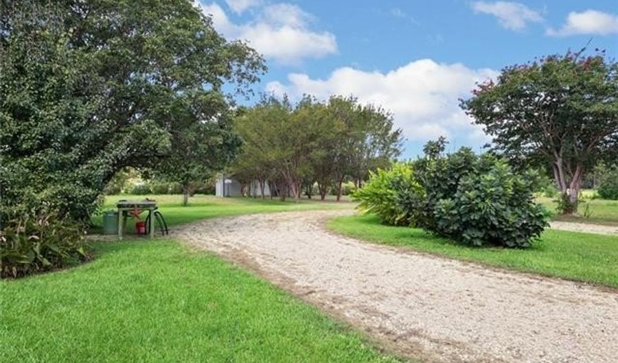 74307 JACK LLOYD Rd, Abita Springs, LA 70420 - 2 Beds, 2 Bath