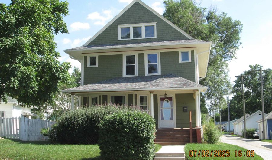 207 E 5th St, Atlantic, IA 50022 - 3 Beds, 2 Bath