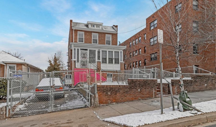 921 48TH St NE, Washington, DC 20019 - 4 Beds, 2 Bath