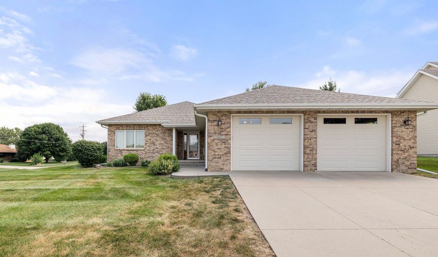 1403 Maple Dr, Adel, IA 50003 - 3 Beds, 4 Bath