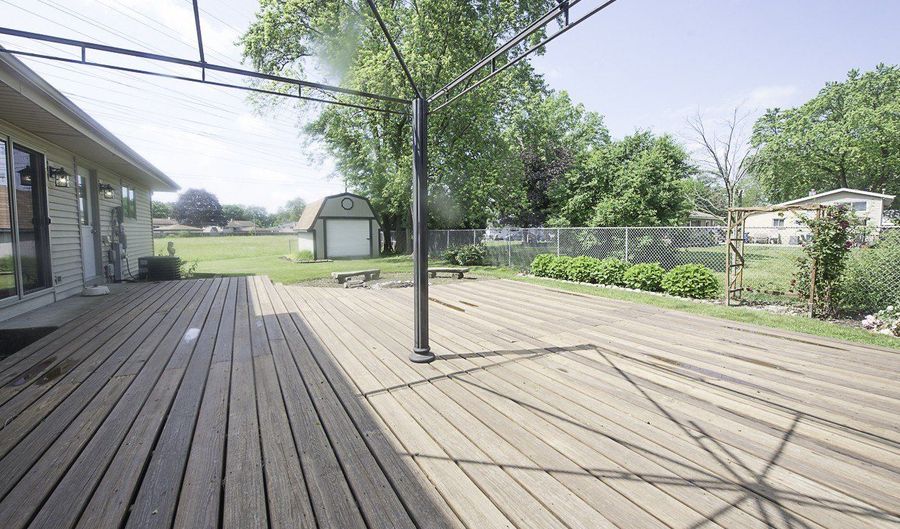 422 Beverly Ave, Addison, IL 60101 - 4 Beds, 2 Bath