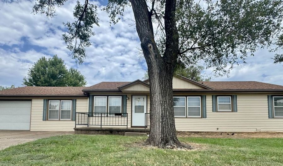1120 W Cypress Ave, Arkansas City, KS 67005 - 3 Beds, 1 Bath
