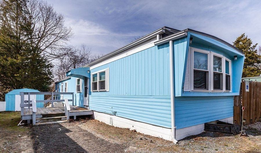 17 Jake Ln, Acushnet, MA 02743 - 2 Beds, 1 Bath