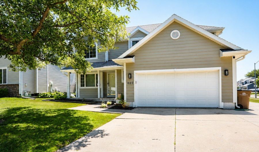 802 13th St SE, Altoona, IA 50009 - 4 Beds, 3 Bath