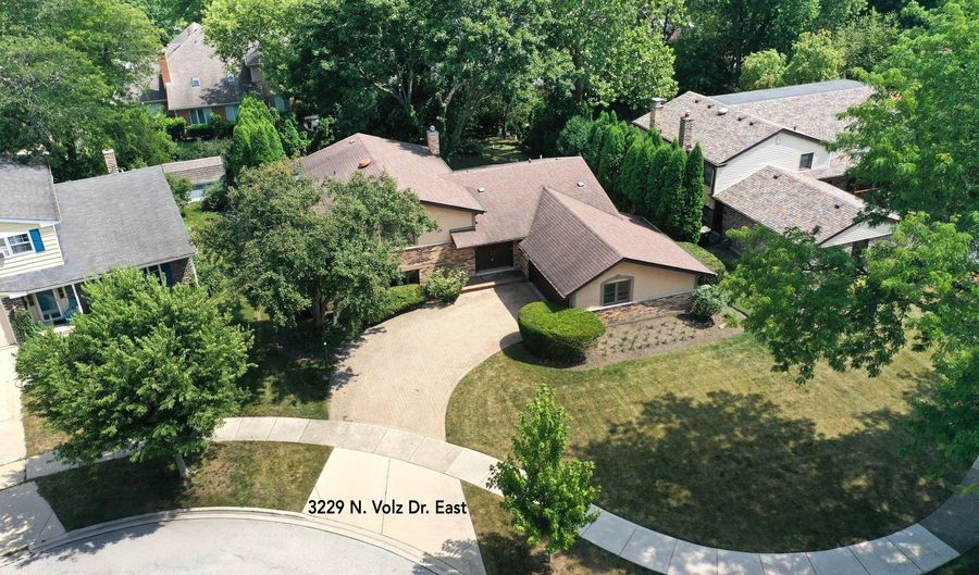 3229 N Volz Dr E, Arlington Heights, IL 60004 - 4 Beds, 3 Bath
