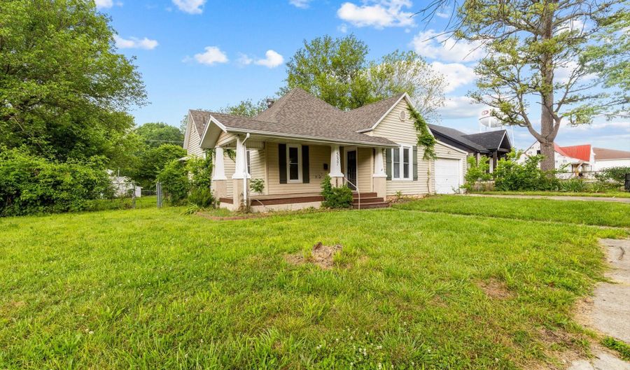537 S Jefferson Ave, Aurora, MO 65605 - 2 Beds, 1 Bath