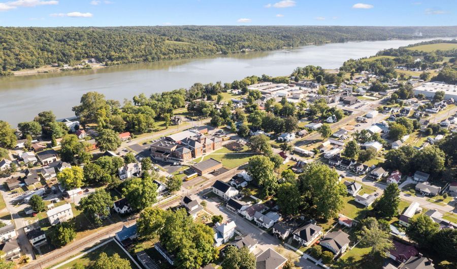 305 Bracken St, Augusta, KY 41002 - 5 Beds, 1 Bath