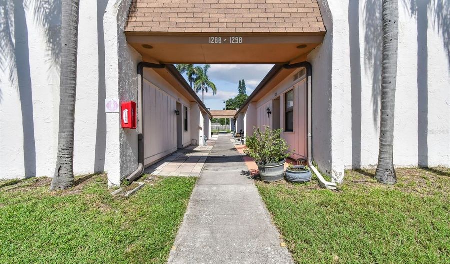1298 MISSION HILLS Blvd, Clearwater, FL 33759 - 1 Beds, 1 Bath