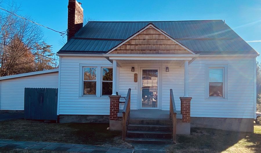 262 Clay St, Alderson, WV 24910 - 3 Beds, 2 Bath