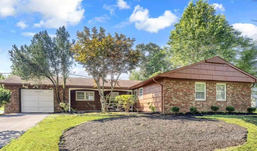 12113 ROUND TREE Ln, Bowie, MD 20715 - 3 Beds, 2 Bath