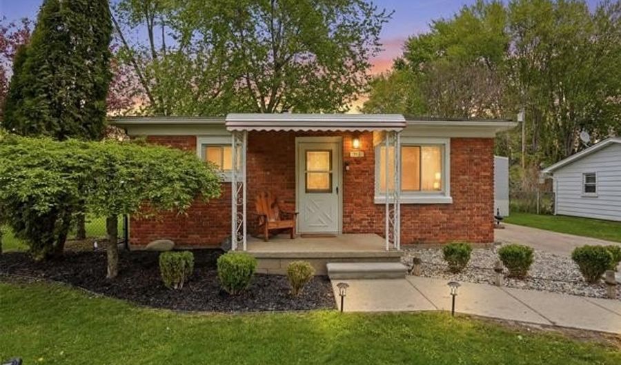 918 Columbia St, Algonac, MI 48001 - 2 Beds, 1 Bath