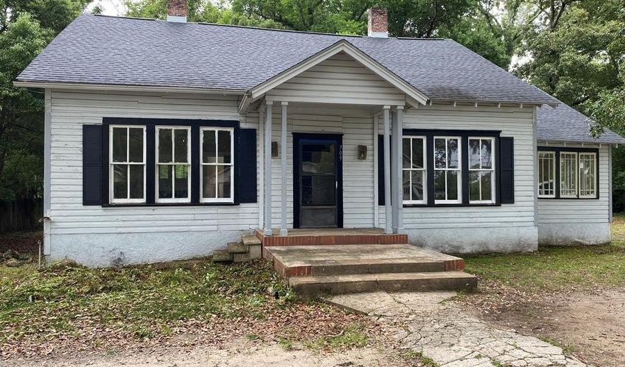 709 COLLEGE St, Bainbridge, GA 39817 - 4 Beds, 3 Bath