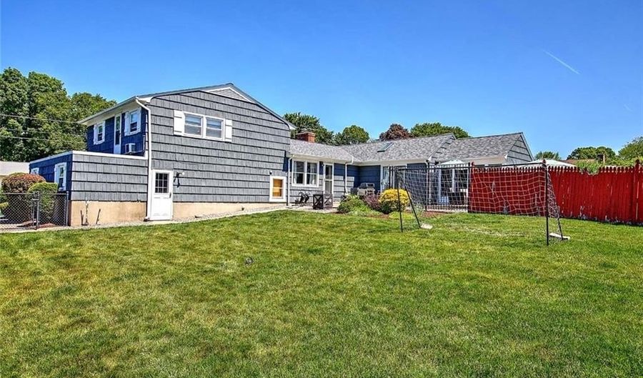 62 Meadowcrest Dr, Cumberland, RI 02864 - 3 Beds, 2 Bath