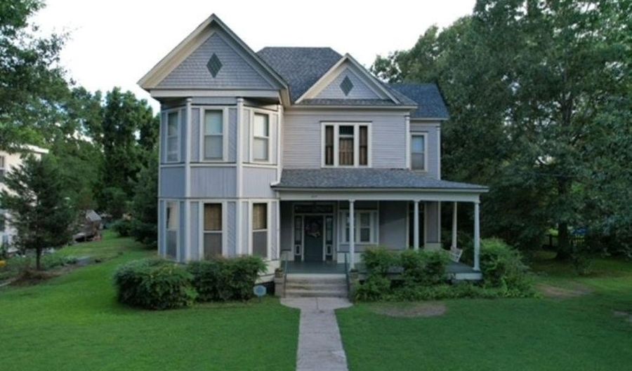 227 Cherry St, Arkadelphia, AR 71923 - 4 Beds, 3 Bath
