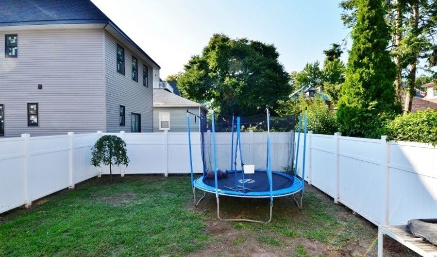 31 Avenue B, Bayonne, NJ 07002 - 4 Beds, 2 Bath