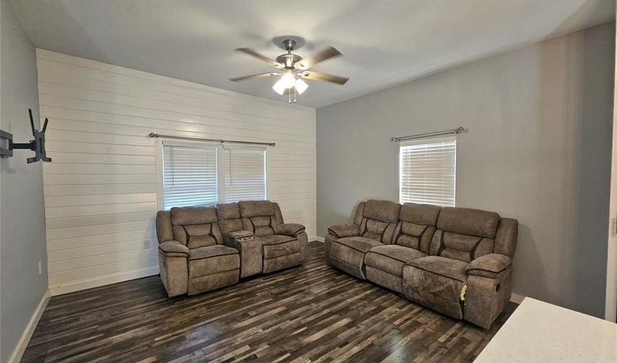 202 S Trappier St, Alvord, TX 76225 - 3 Beds, 2 Bath