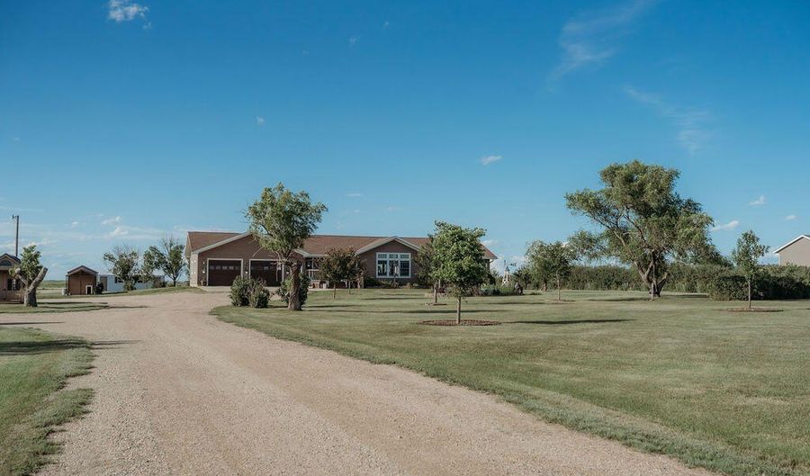 38404 142nd St, Aberdeen, SD 57401 - 4 Beds, 3 Bath
