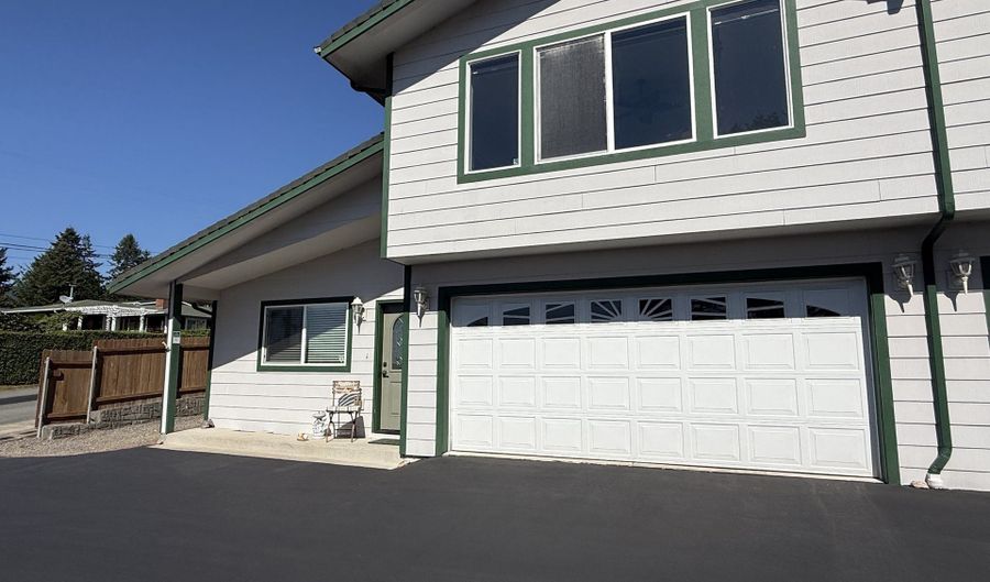 1215 RANSOM Ave, Brookings, OR 97415 - 3 Beds, 3 Bath