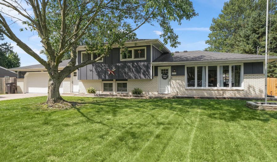 9049 VICTOR Ave, Jenison, MI 49428 - 3 Beds, 2 Bath