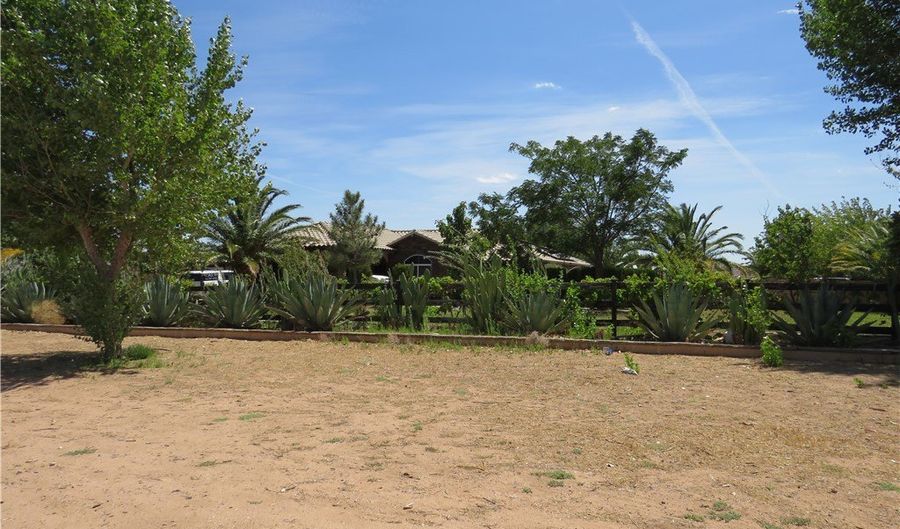 10247 Kiowa, Apple Valley, CA 92308 - 4 Beds, 3 Bath