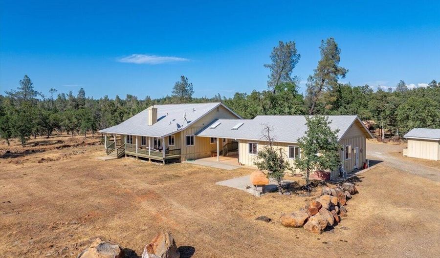 25150 Dersch Rd, Anderson, CA 96007 - 3 Beds, 2 Bath