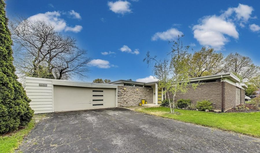 2800 S BRIARWOOD Dr W, Arlington Heights, IL 60005 - 3 Beds, 3 Bath