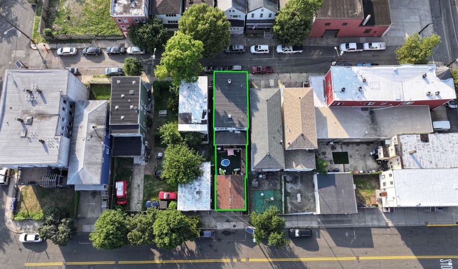 14 MEADOW St, Bayonne, NJ 07002 - 6 Beds, 2 Bath