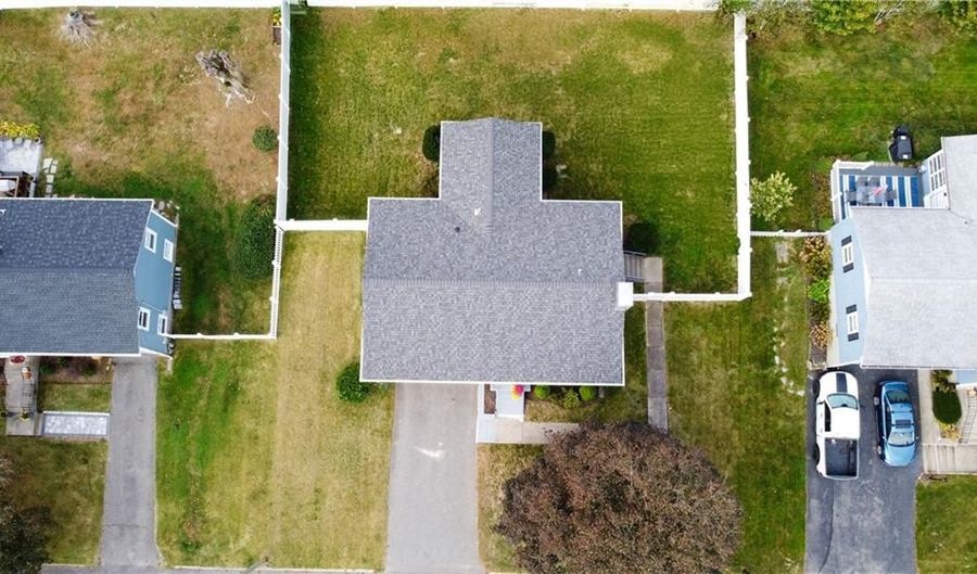 18 Meadowcrest Dr, Cumberland, RI 02864 - 3 Beds, 2 Bath