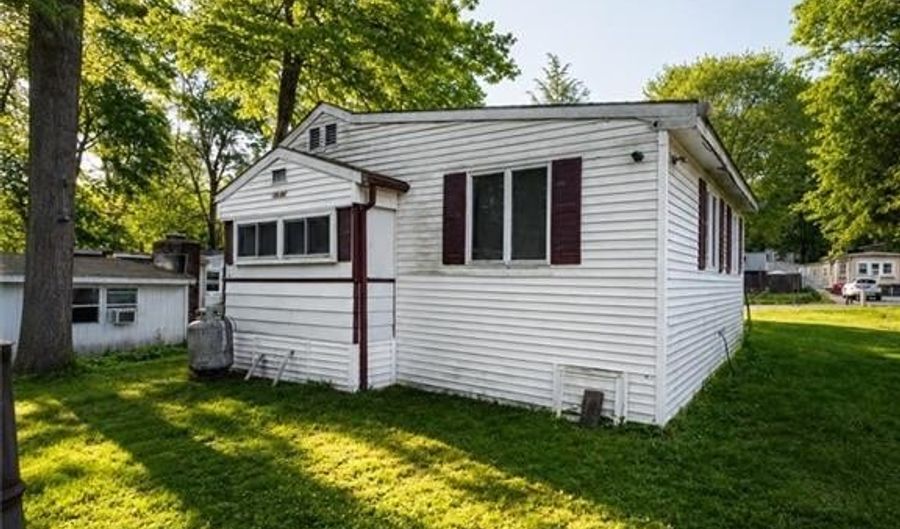 10 Woodridge Dr, Burrillville, RI 02839 - 3 Beds, 1 Bath