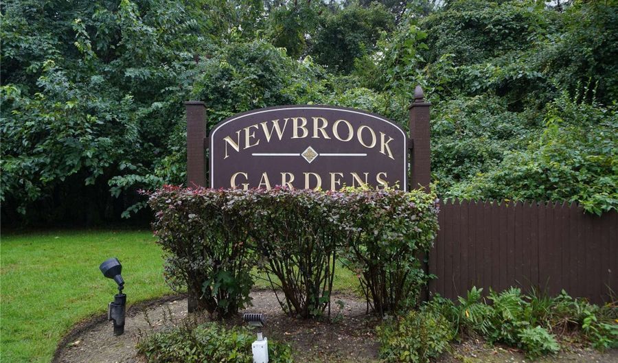 49 Newbrook Ln 49, Bay Shore, NY 11706 - 1 Beds, 1 Bath