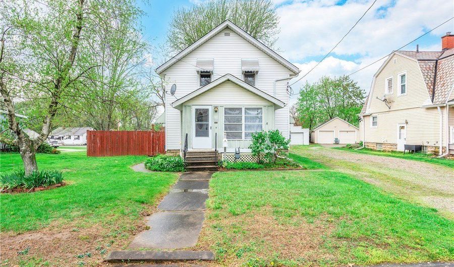 588 Jackson St, Amherst, OH 44001 - 3 Beds, 1 Bath
