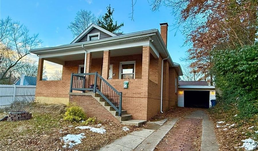 702 Union St, Alton, IL 62002 - 2 Beds, 2 Bath